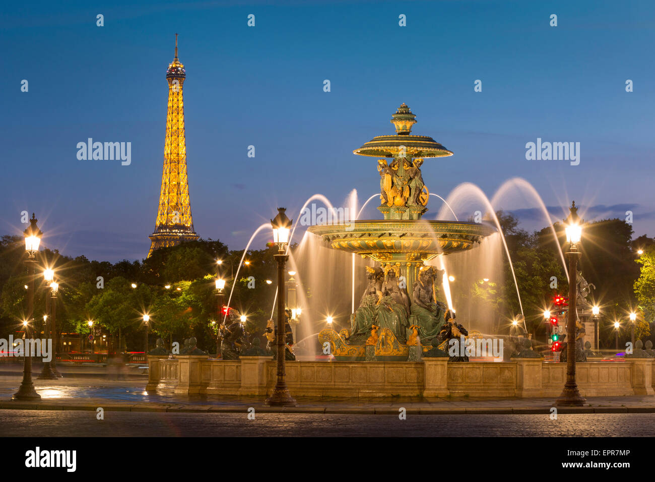 Fontaine des Fleuves - La Fontana dei Fiumi a Place de la Concorde con la Torre Eiffel al di là, Parigi Francia Foto Stock