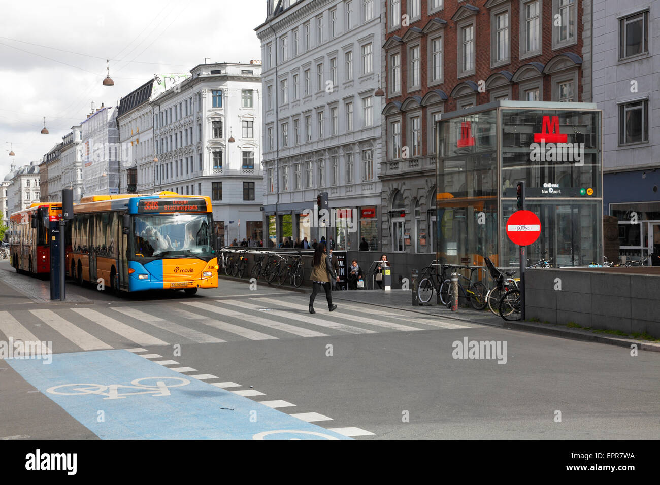 Il sommerso Nørreport Stazione della Metropolitana a Frederiksborggade nel centro di Copenhagen. Città e autobus express al semaforo. La Danimarca. Street view. Foto Stock