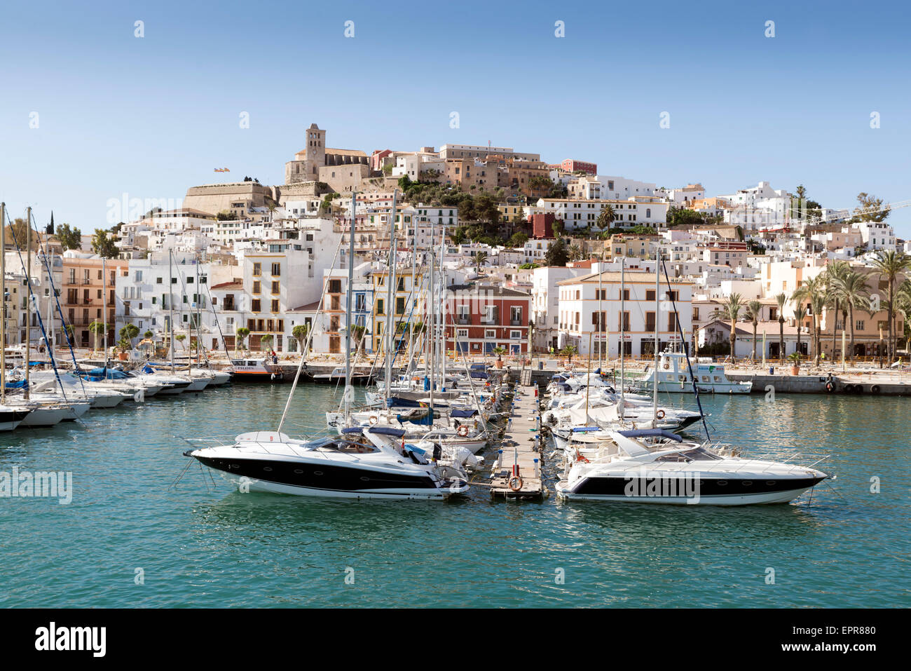 Ibiza (Ibiza) città con blu mare Mediterraneo. vista città Foto Stock