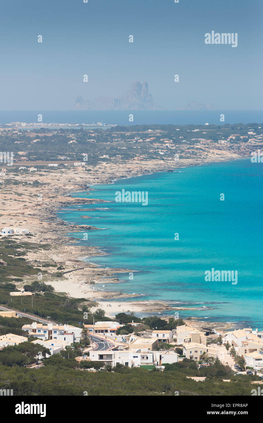 Isola di Formentera, Spagna. Visualizzare sulla parte settentrionale di costa rocciosa. All'orizzonte è Es Vedra Foto Stock