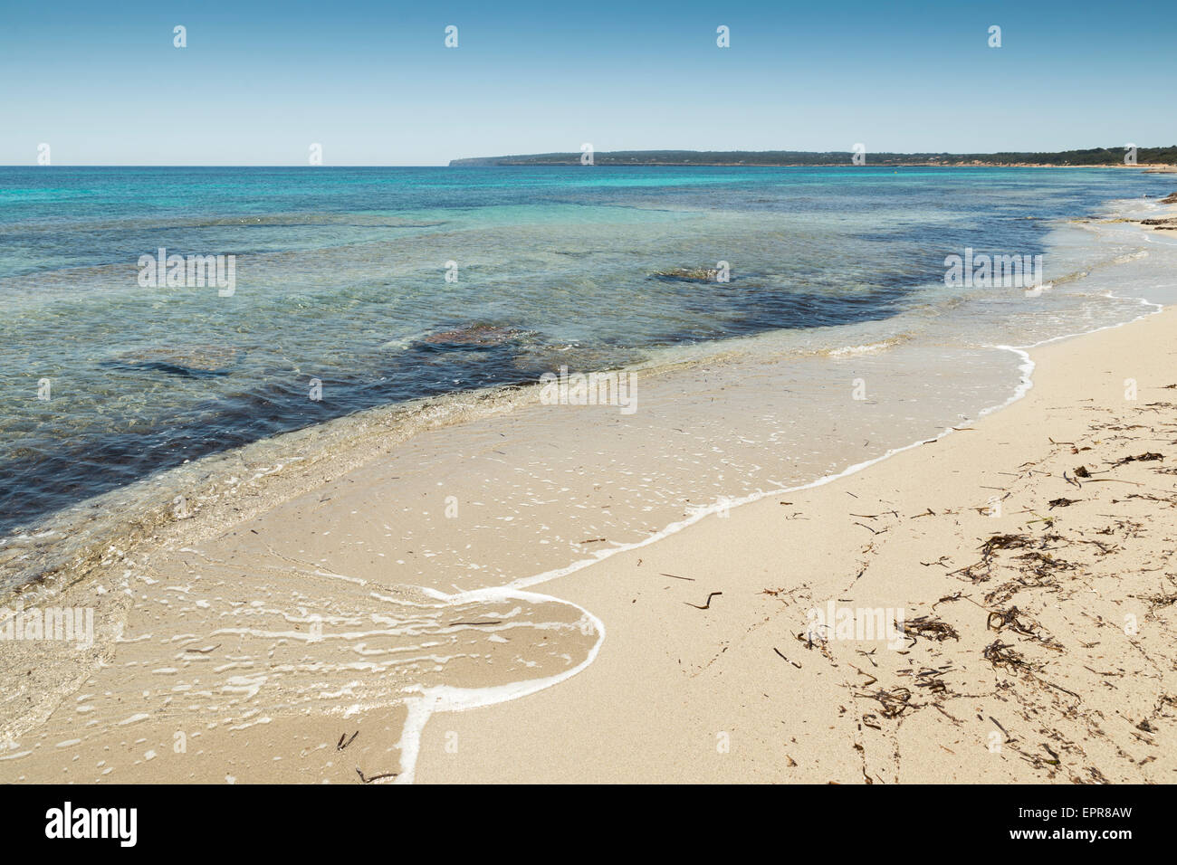Formentera, una spiaggia con mare turchese in Mediterraneo isole baleari Foto Stock