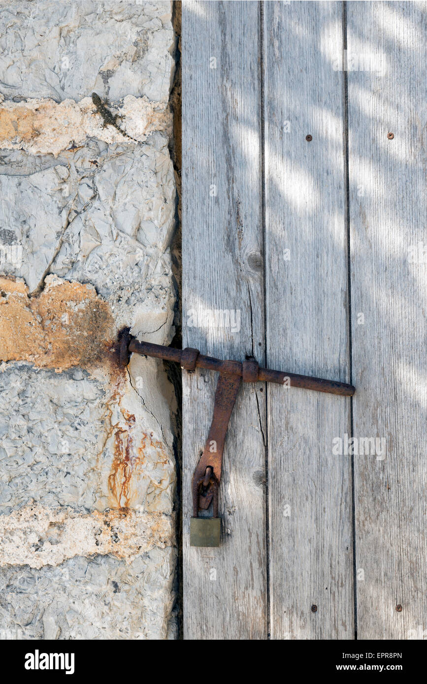 Grunge di metallo sul dispositivo di chiusura della porta di legno. Foto Stock
