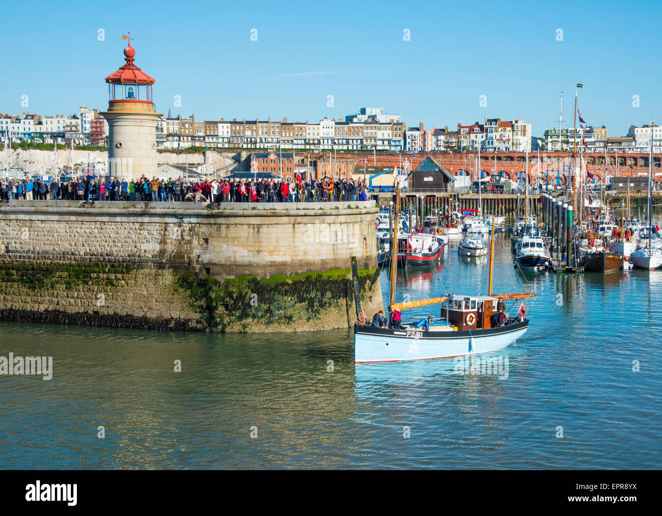 Ramsgate Kent, Regno Unito. 21 Maggio, 2015. Cornish Lugger e Dunkirk veterano Maid Marion lascia Ramsgate Royal Harbour per Dunkerque. Credito: Paul Martin/Alamy Live News Foto Stock