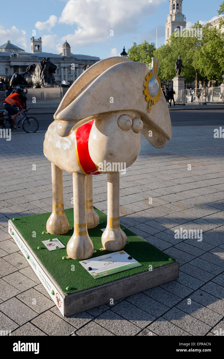 Modello di Nelson - Shaun la pecora in città arte Trail in Trafalgar Square Londra Foto Stock
