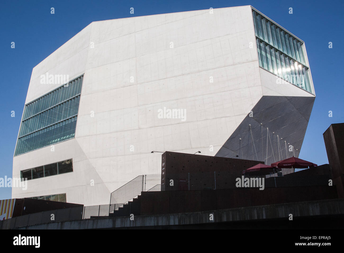 A "Casa da Musica" una grande sala concerti lo spazio che ospita tre orchestre. Aperto nel 2005 a un controverso costo di 100 milioni di euro. Progettato da architetto olandese Rem Koolhaas. Porto, noto anche come Oporto, è la seconda più grande città in Portogallo. Situato lungo il fiume Douro estuario nel nord del Portogallo, Porto è uno dei più antichi centri europei e registrato come sito del patrimonio mondiale dall UNESCO.Porto, Portogallo. Foto Stock