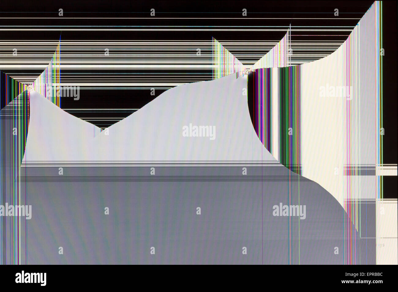 Lo schermo LCD del monitor è rotto dai colpi di pistola traumatiche. Strisce di colore e i pixel di sfondo astratto Foto Stock