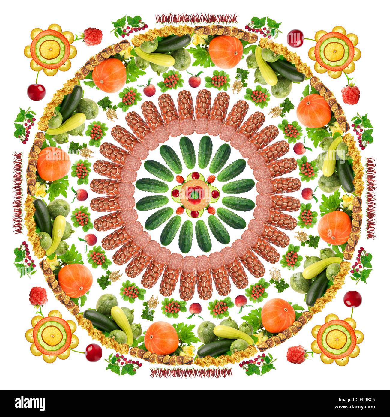 Quadri astratti alimentare mandala realizzato da frutti, verdure, salumi e dolci. Fatte a mano collage isolato Foto Stock