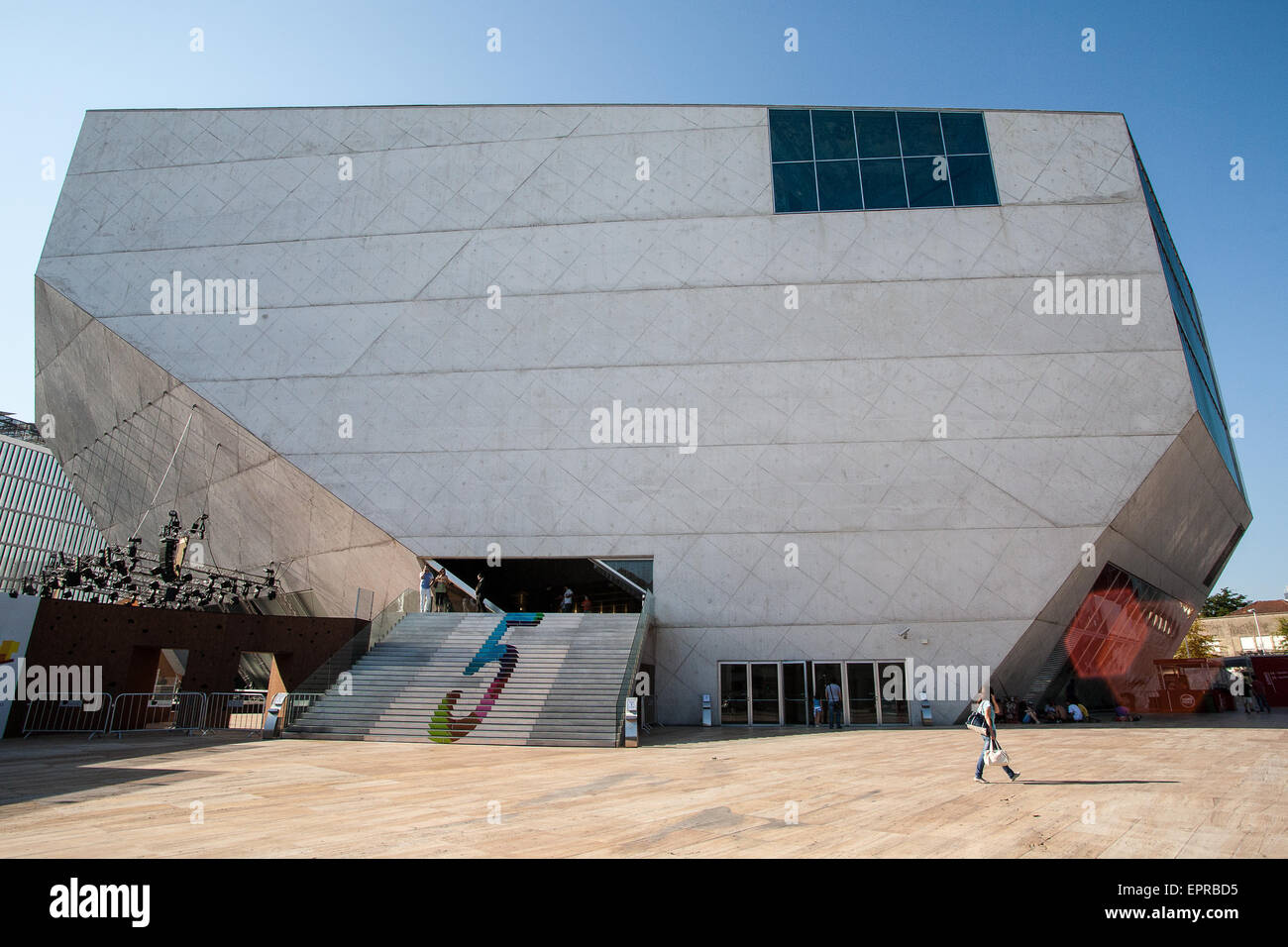 A "Casa da Musica" una grande sala concerti lo spazio che ospita tre orchestre. Aperto nel 2005 a un controverso costo di 100 milioni di euro. Progettato da architetto olandese Rem Koolhaas. Porto, noto anche come Oporto, è la seconda più grande città in Portogallo. Situato lungo il fiume Douro estuario nel nord del Portogallo, Porto è uno dei più antichi centri europei e registrato come sito del patrimonio mondiale dall UNESCO.Porto, Portogallo. Foto Stock
