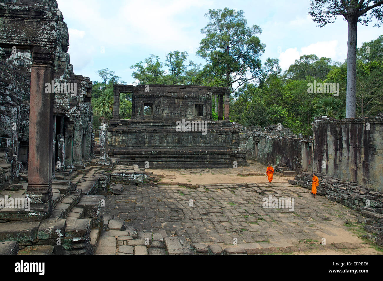 I monaci buddisti esplorare le rovine di Angkor Wat, Cambogia Foto Stock