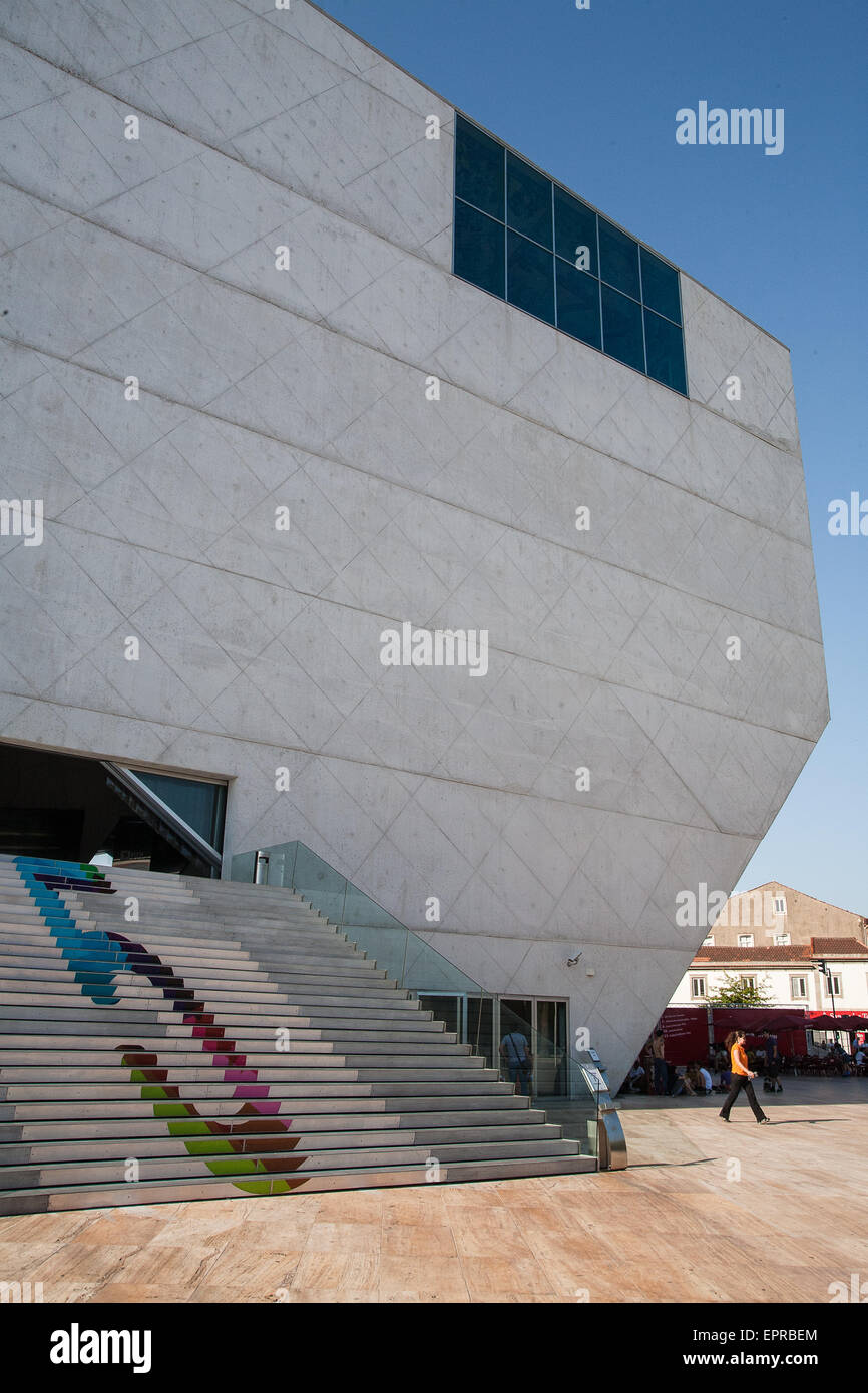 A "Casa da Musica" una grande sala concerti lo spazio che ospita tre orchestre. Aperto nel 2005 a un controverso costo di 100 milioni di euro. Progettato da architetto olandese Rem Koolhaas. Porto, noto anche come Oporto, è la seconda più grande città in Portogallo. Situato lungo il fiume Douro estuario nel nord del Portogallo, Porto è uno dei più antichi centri europei e registrato come sito del patrimonio mondiale dall UNESCO.Porto, Portogallo. Foto Stock