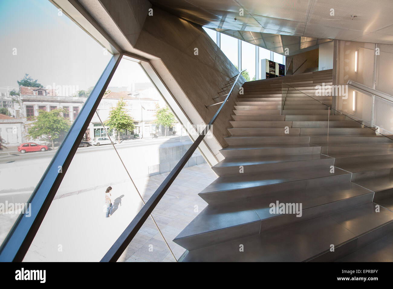 A "Casa da Musica" una grande sala concerti lo spazio che ospita tre orchestre. Aperto nel 2005 a un controverso costo di 100 milioni di euro. Progettato da architetto olandese Rem Koolhaas. Porto, noto anche come Oporto, è la seconda più grande città in Portogallo. Situato lungo il fiume Douro estuario nel nord del Portogallo, Porto è uno dei più antichi centri europei e registrato come sito del patrimonio mondiale dall UNESCO.Porto, Portogallo. Foto Stock