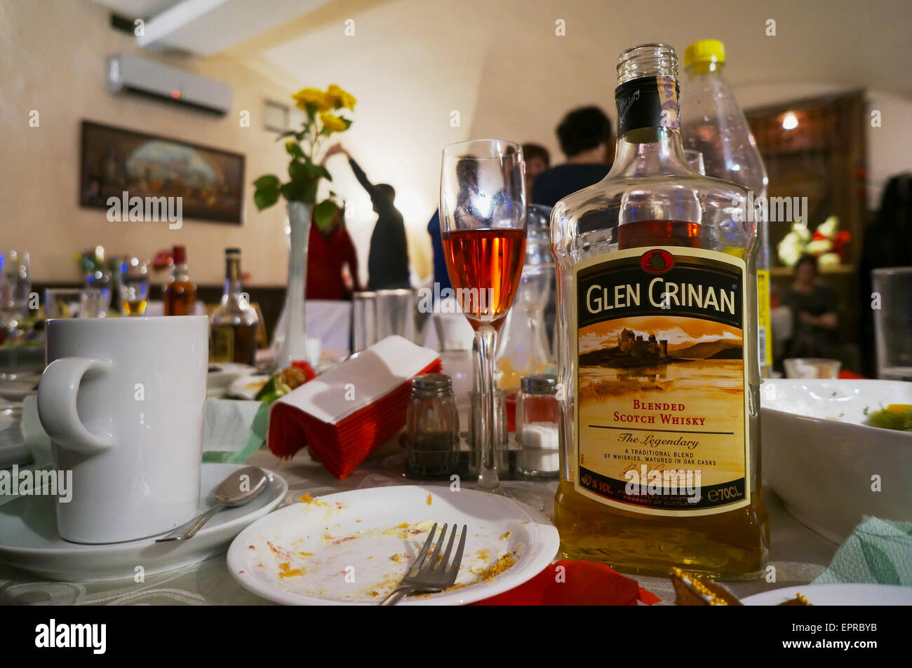 VILNIUS, Lituania - 24 Aprile 2015: molto ubriaco nel partito del centro Europa con il whisky del Glen Crinan marca. Il trademar Foto Stock