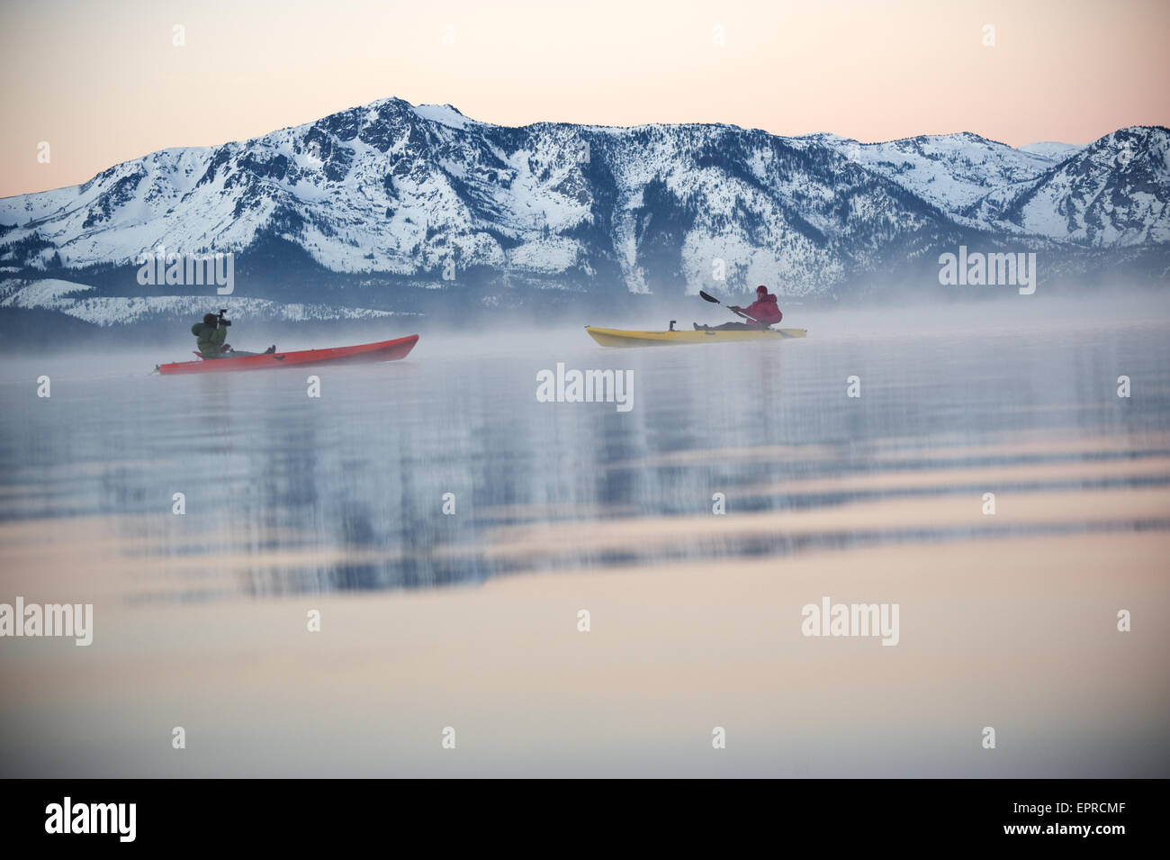 Un fotografo fotografie un kayaker in Lake Tahoe. Foto Stock