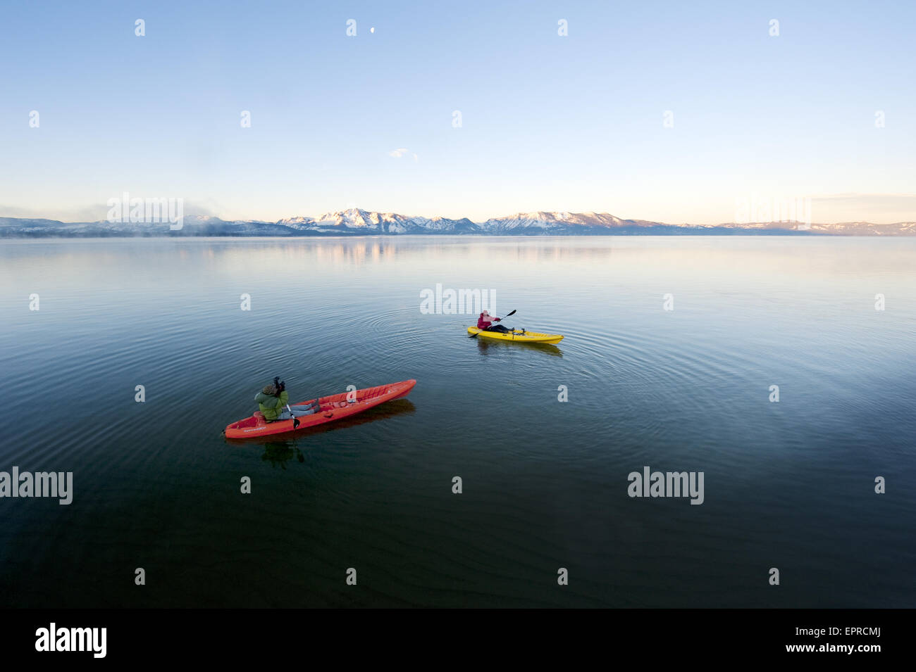 Un fotografo fotografie un kayaker in Lake Tahoe. Foto Stock