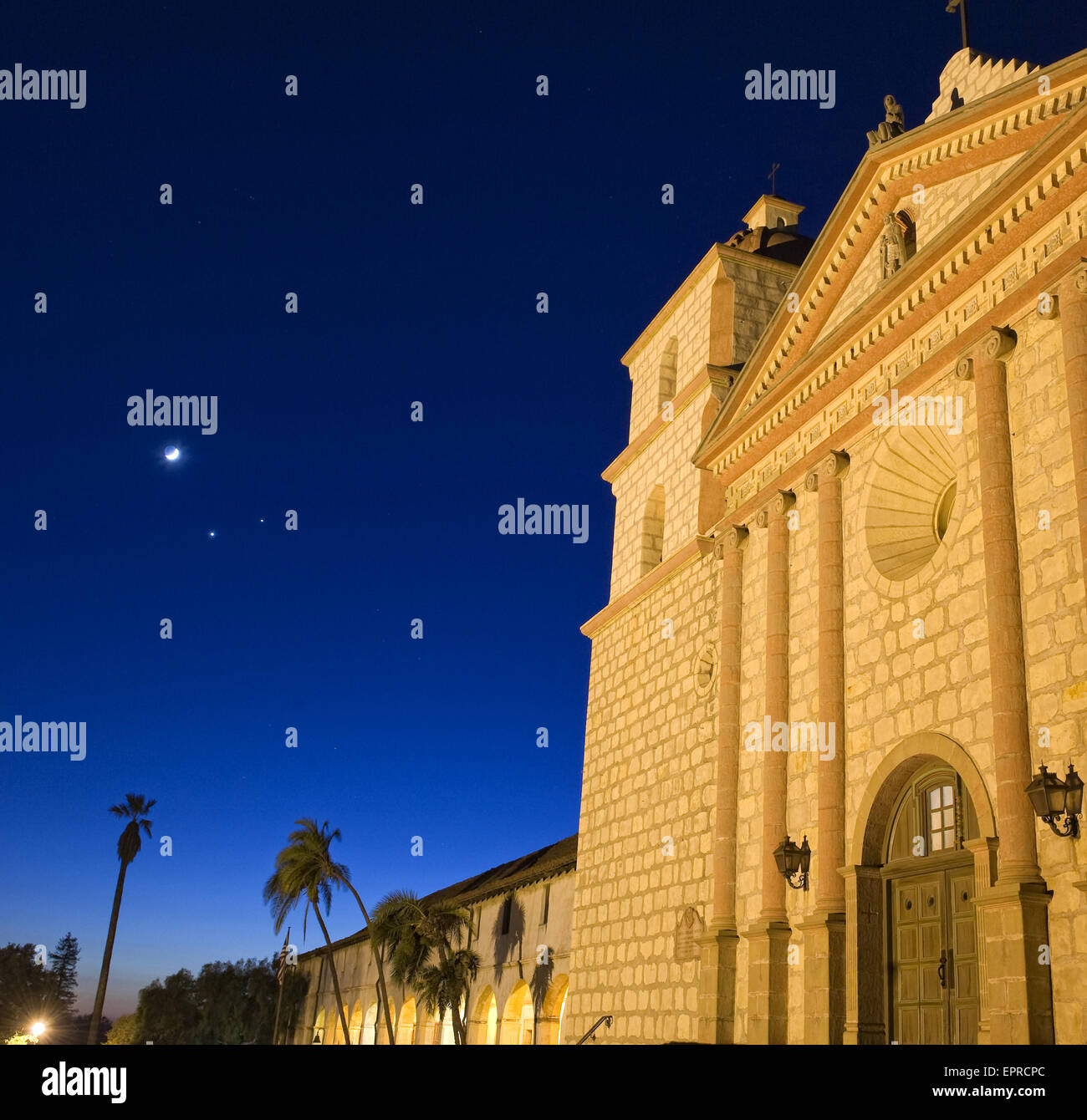 Luna di Giove e Venere al crepuscolo presso la Santa Barbara Mission Foto Stock