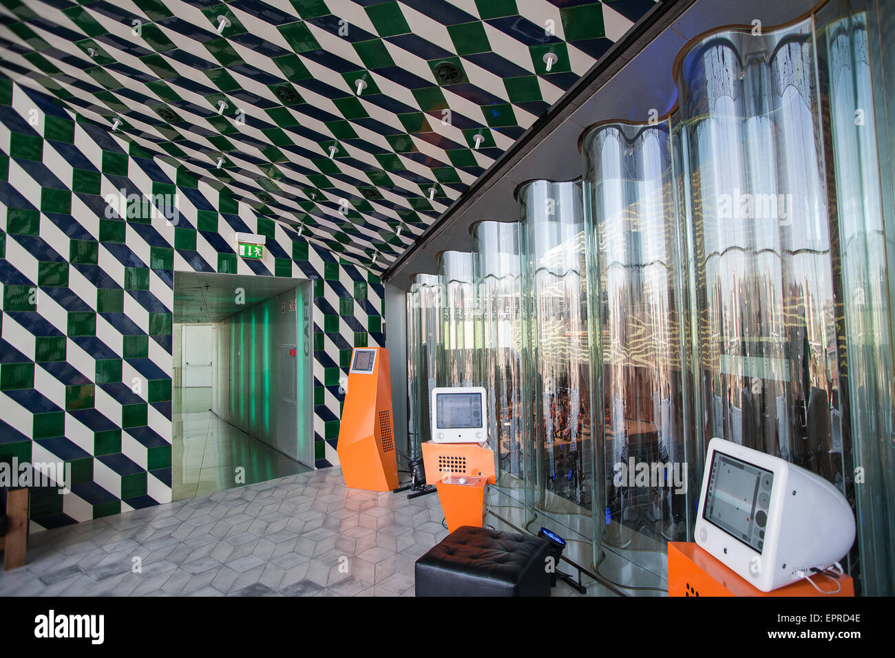 A "Casa da Musica" una grande sala concerti lo spazio che ospita tre orchestre. Aperto nel 2005 a un controverso costo di 100 milioni di euro. Progettato da architetto olandese Rem Koolhaas. Porto, noto anche come Oporto, è la seconda più grande città in Portogallo. Situato lungo il fiume Douro estuario nel nord del Portogallo, Porto è uno dei più antichi centri europei e registrato come sito del patrimonio mondiale dall UNESCO.Porto, Portogallo. Foto Stock