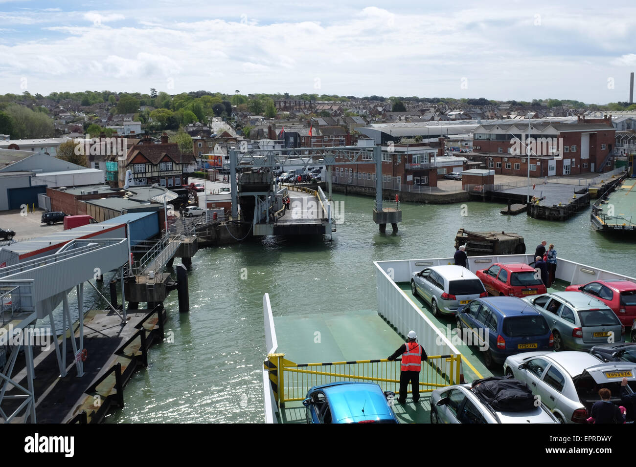 La vista da un imbuto rosso come il traghetto si avvicina East Cowes ferry terminal su l'Isola di Wight in Inghilterra. Foto Stock