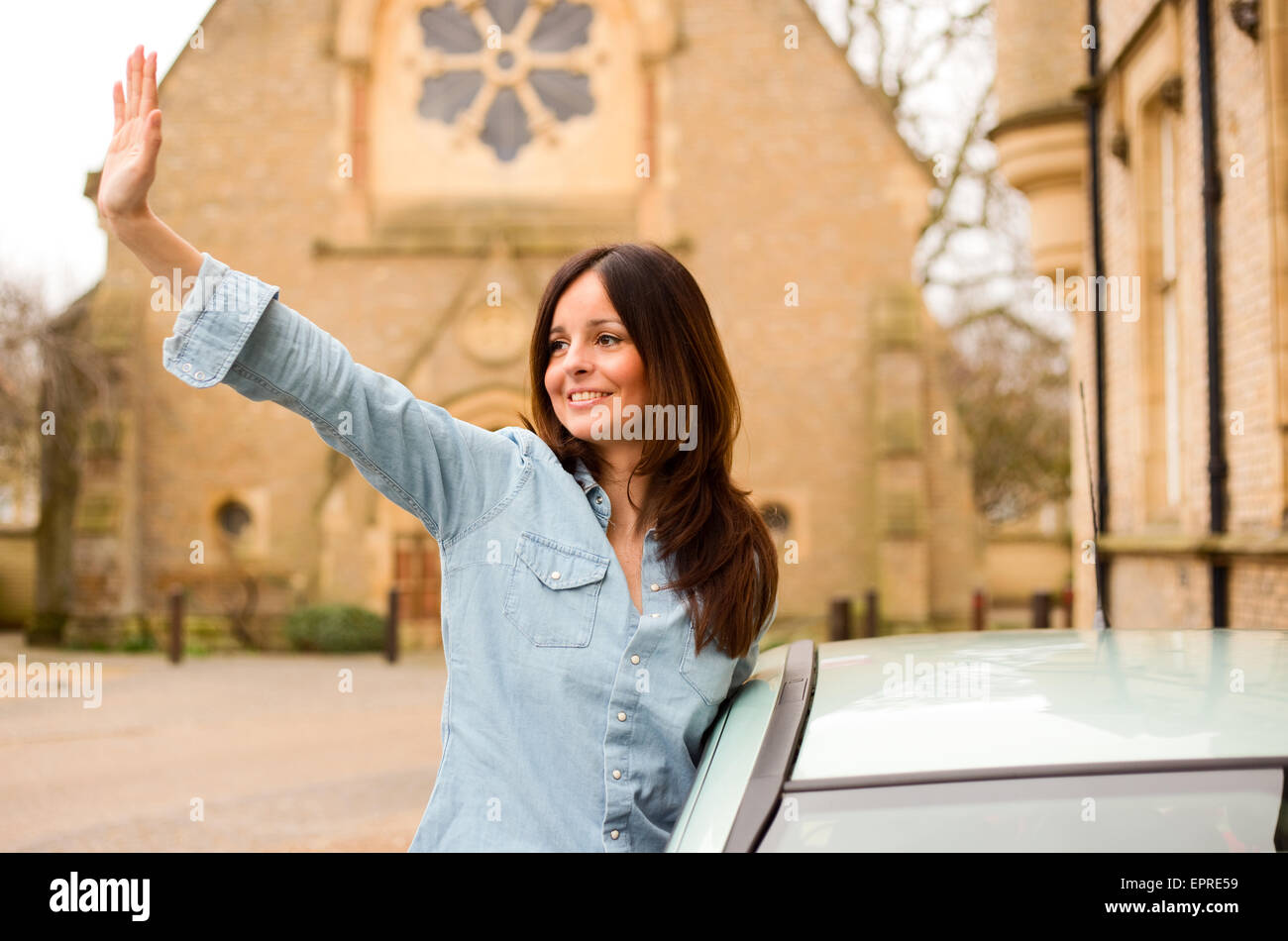 Giovane donna sventolano al di fuori della finestra di auto Foto Stock