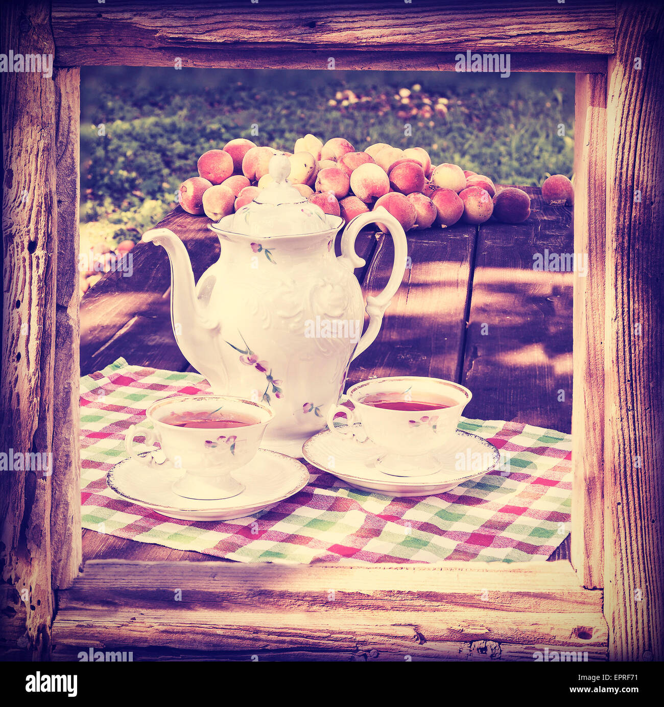 Vintage tonica set per il tè in giardino in cornice di legno. Foto Stock