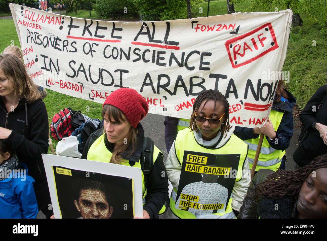 Attivisti per i diritti umani protestare presso la Saudi Arabian embassy a Oslo per chiedere la libertà di imprigionato blogger Raif Badawi. Foto Stock