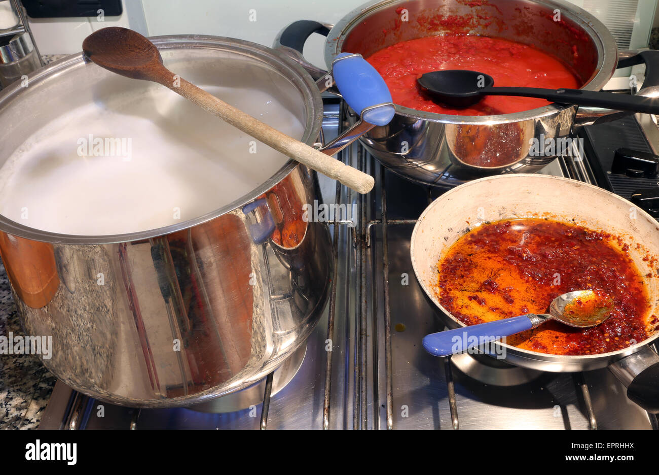 Pentole su fornelli in cucina cameriera durante il pranzo preparato Foto Stock