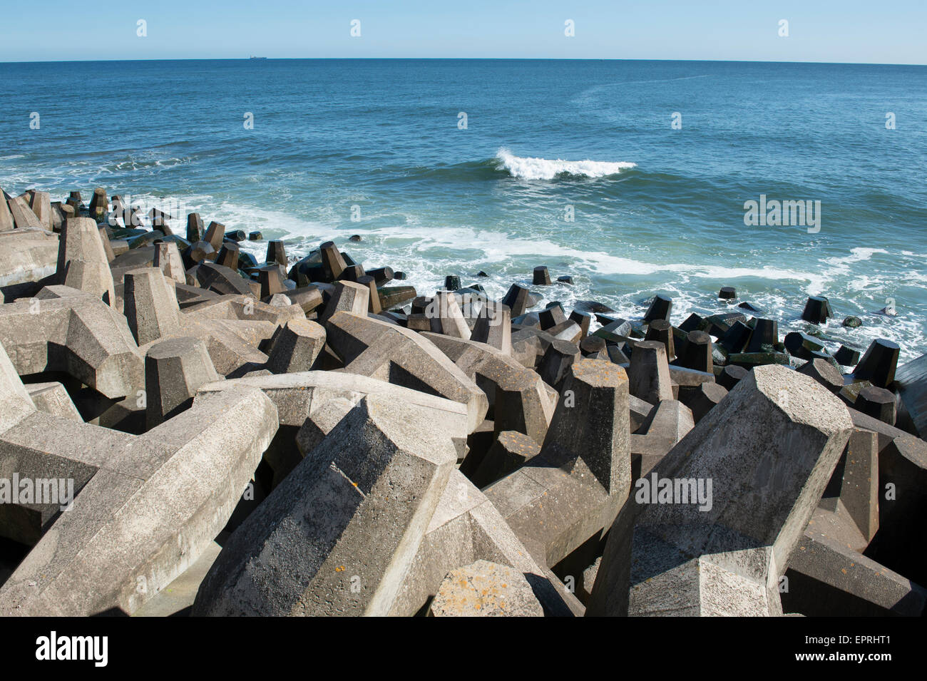 Calcestruzzo unità dolos sul litorale vicino alla centrale nucleare di Torness. Punto di Torness vicino a Dunbar in East Lothian, Scozia Foto Stock