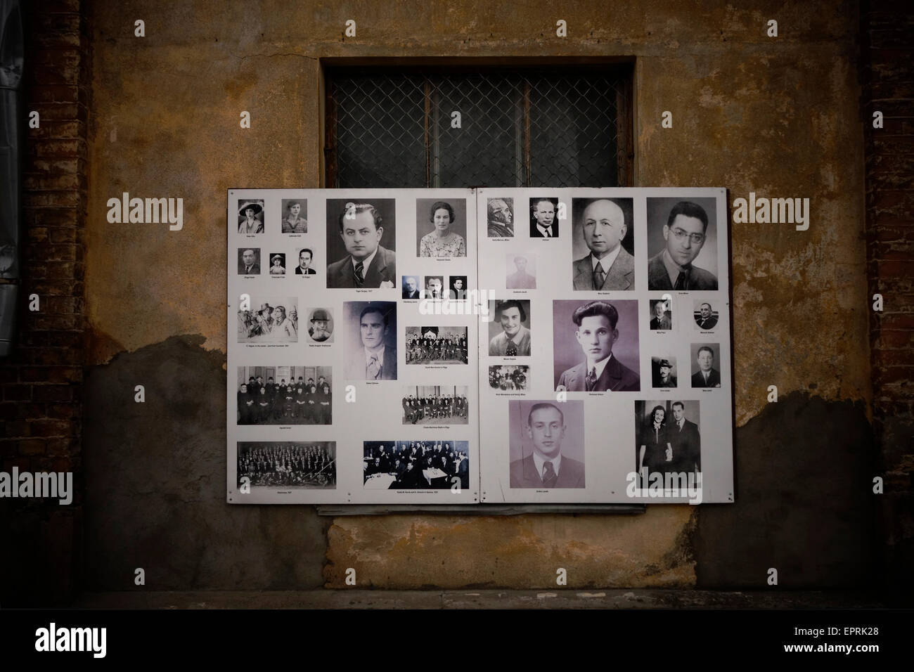 Fotografie di vittime dell'Olocausto al Ghetto di Riga open air museum in Maskavas Forstate, un quartiere di Riga capitale della Repubblica di Lettonia Foto Stock