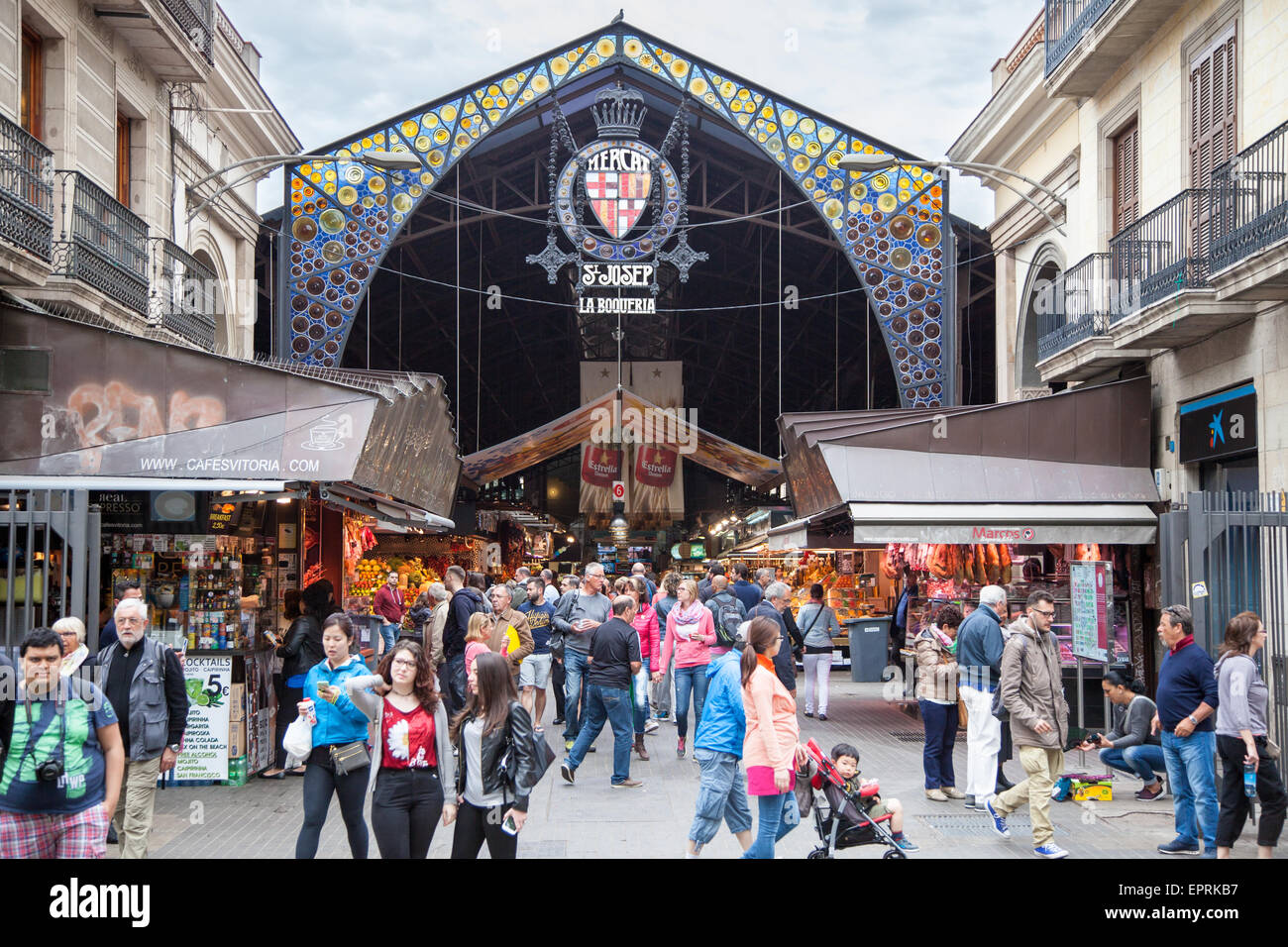 Sala del mercato La Boqueria sulla Rambla di Barcellona Foto Stock