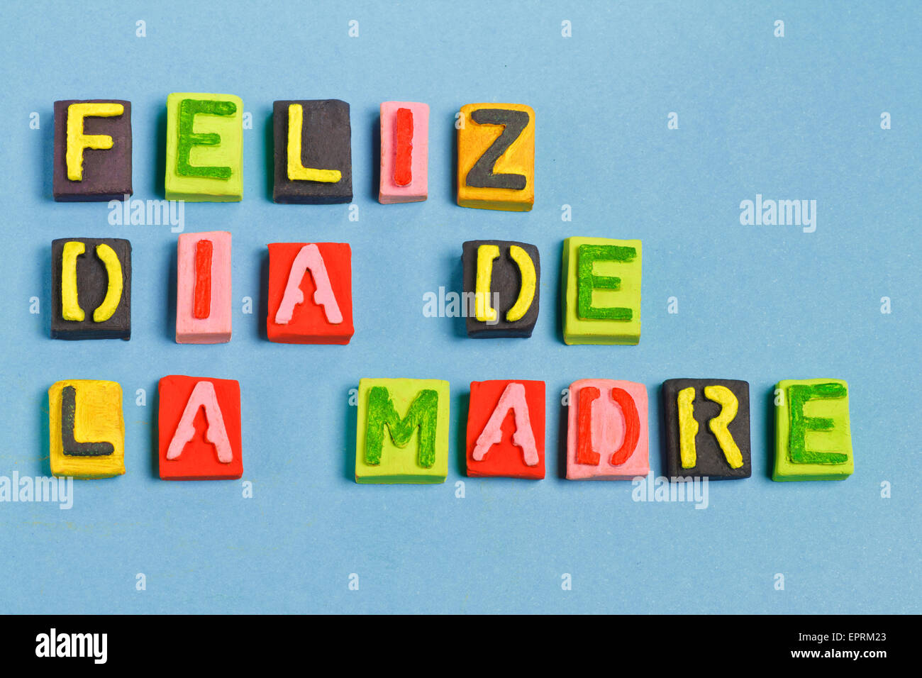 Felice Festa della mamma parole su sfondo blu, parole in spagnolo Foto Stock
