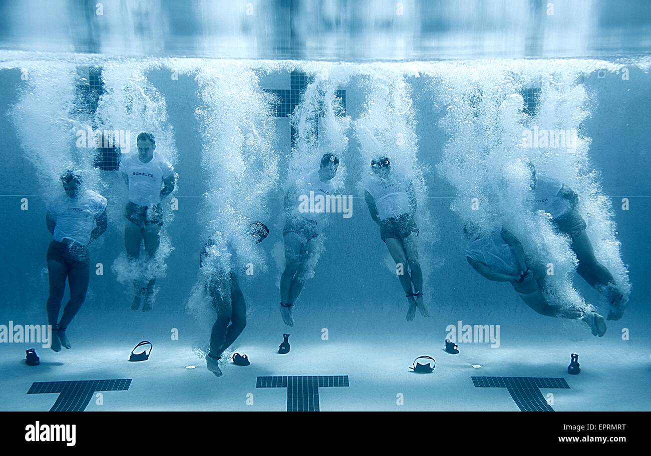 U.S Navy SEALs affondano sul fondo di una piscina con le loro mani e piedi legati durante annegare proofing esercita presso la Naval Special Warfare Center Giugno 23, 2012 a San Diego, CA. Foto Stock