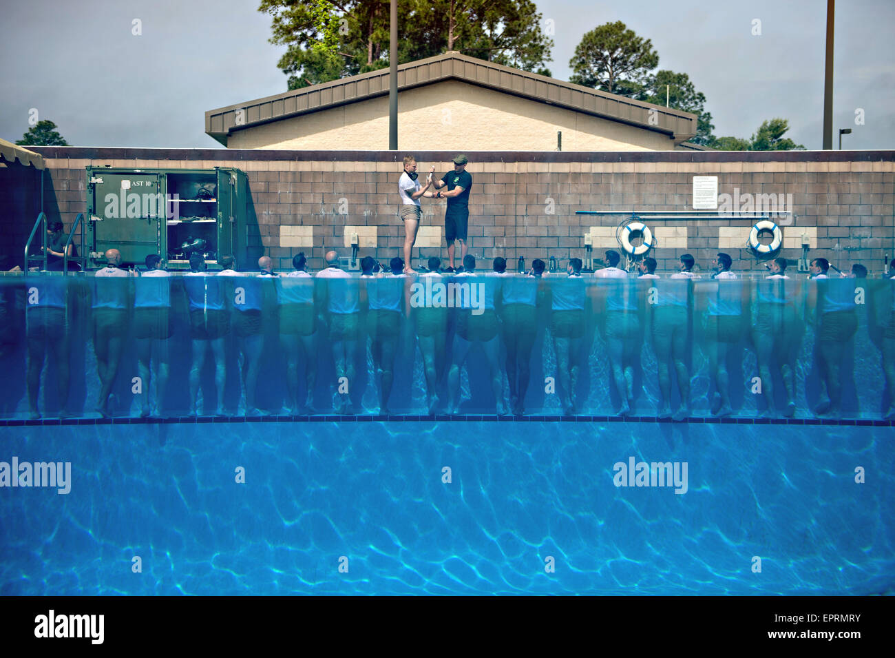 U.S Navy SEALs sono informati prima di subire annegare le bozze con le loro mani e piedi legati alla Naval Special Warfare Center Giugno 23, 2012 a San Diego, CA. Foto Stock