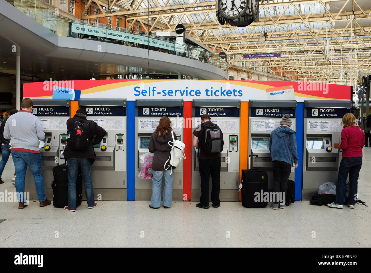 Macchine di vendita di biglietti del treno alla Stazione Waterloo di Londra, Inghilterra. Foto Stock