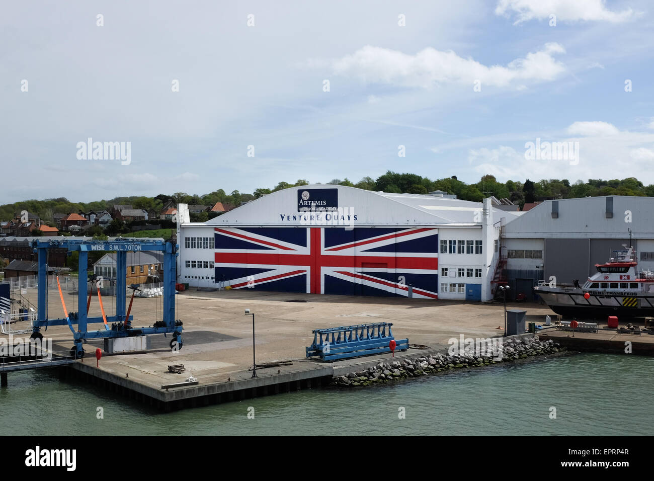 Il più grande del mondo Unione bandiera (46m x 12m), dipinta su hangar porte al Venture Quays, East Cowes, Isola di Wight in Inghilterra. Foto Stock