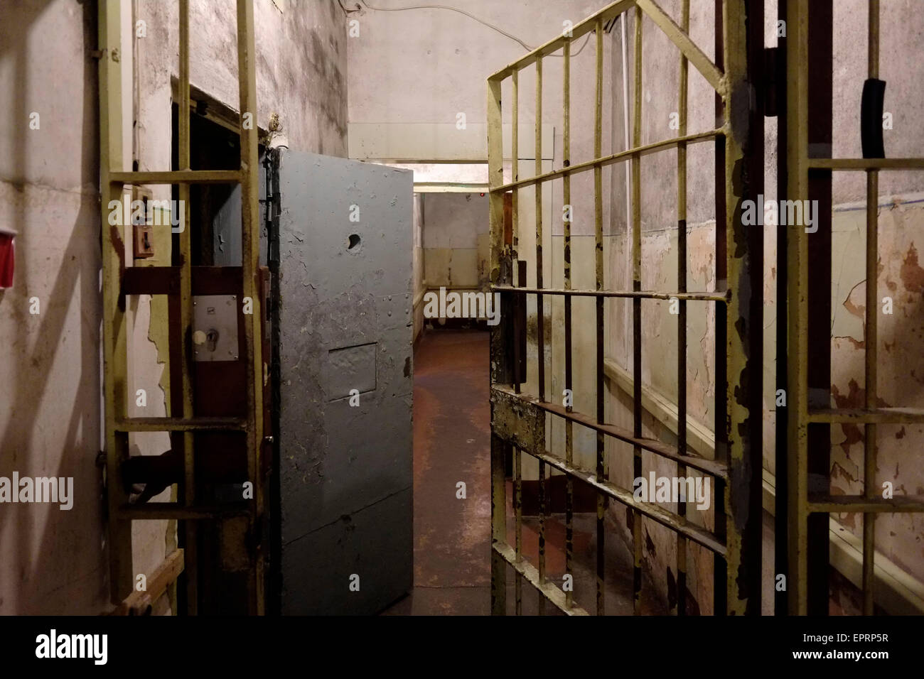 Vista del seminterrato celle di prigione presso l'ex KGB, o 'Cheka' sede conosciuta dai locali come il Corner House in Riga capitale della Repubblica di Lettonia Foto Stock