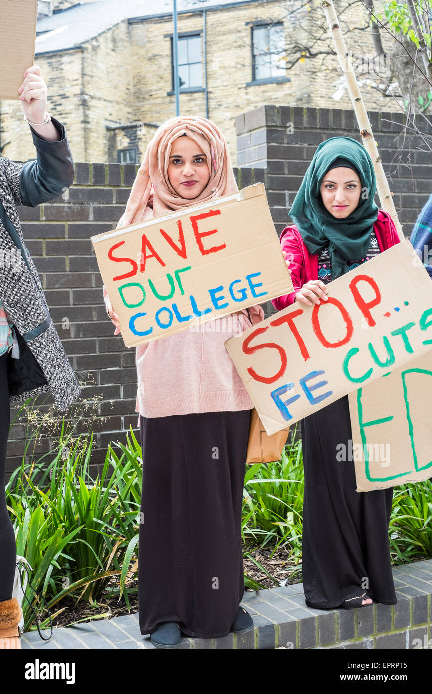 Gli studenti a Bradford College tenendo una protesta contro la proposta di tagli di posti di lavoro, che a loro dire che danneggerà la loro istruzione e opportunità future. Foto Stock