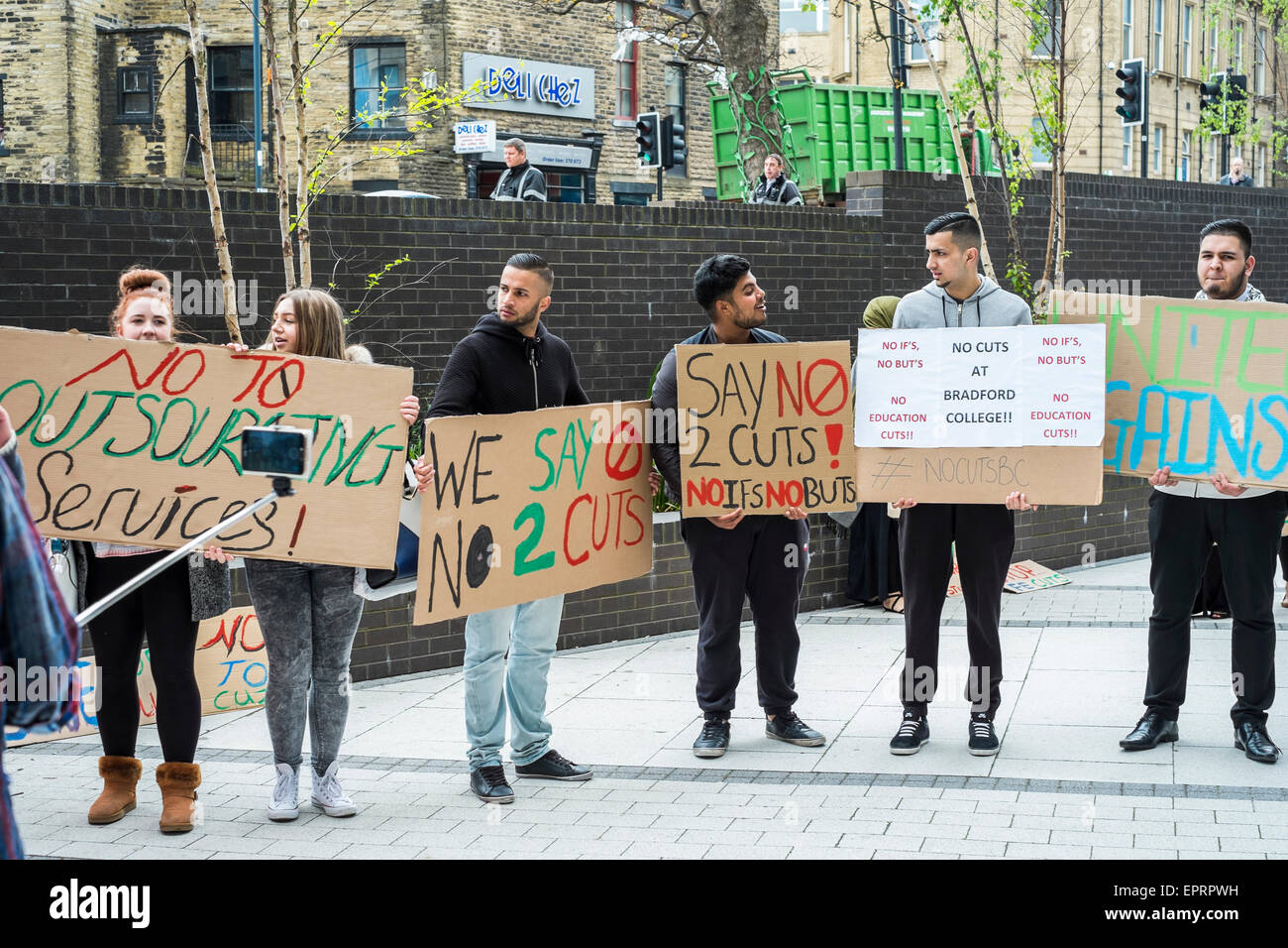 Gli studenti a Bradford College tenendo una protesta contro la proposta di tagli di posti di lavoro, che a loro dire che danneggerà la loro istruzione e opportunità future. Foto Stock