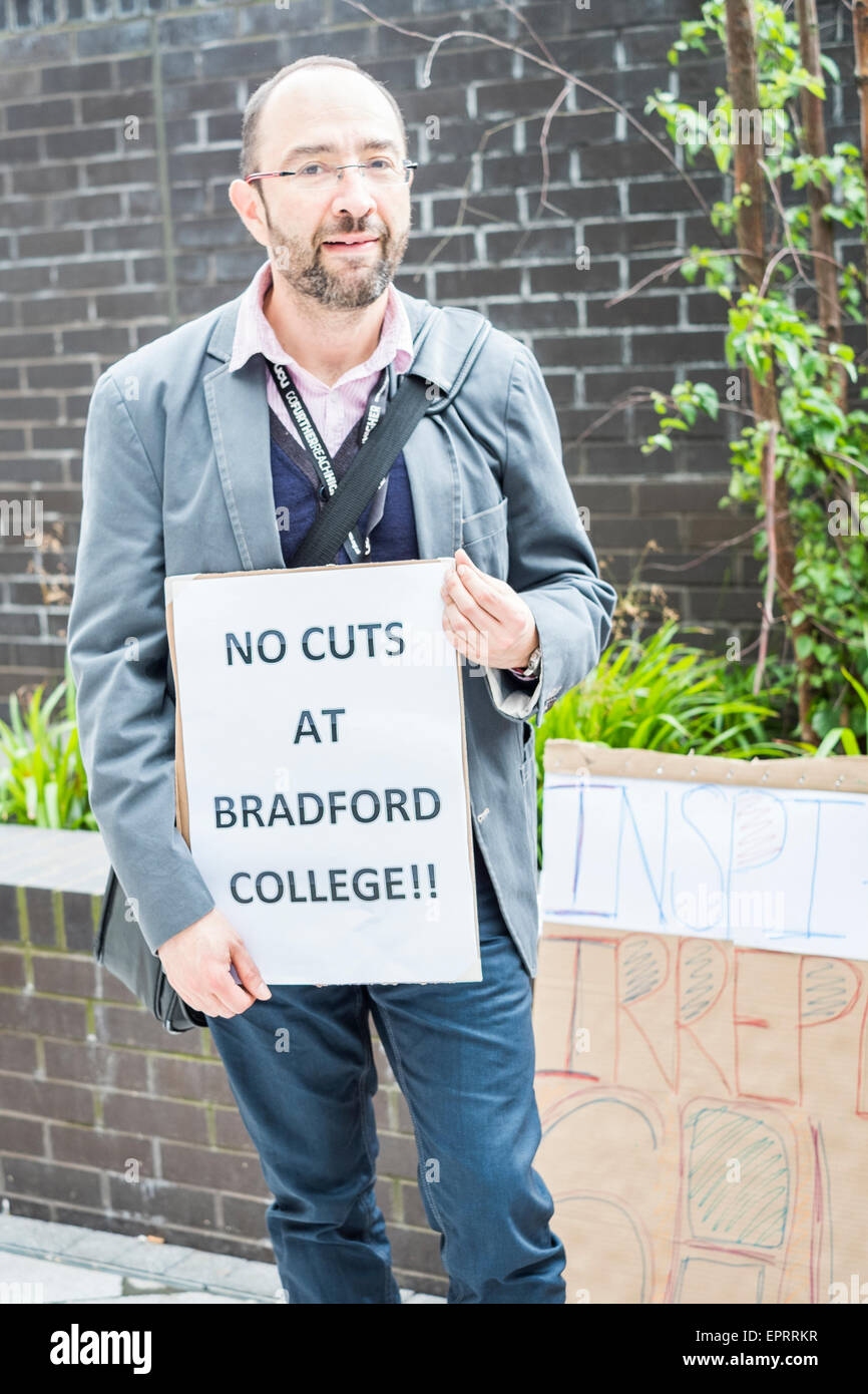 Gli studenti a Bradford College tenendo una protesta contro la proposta di tagli di posti di lavoro, che a loro dire che danneggerà la loro istruzione e opportunità future. Foto Stock