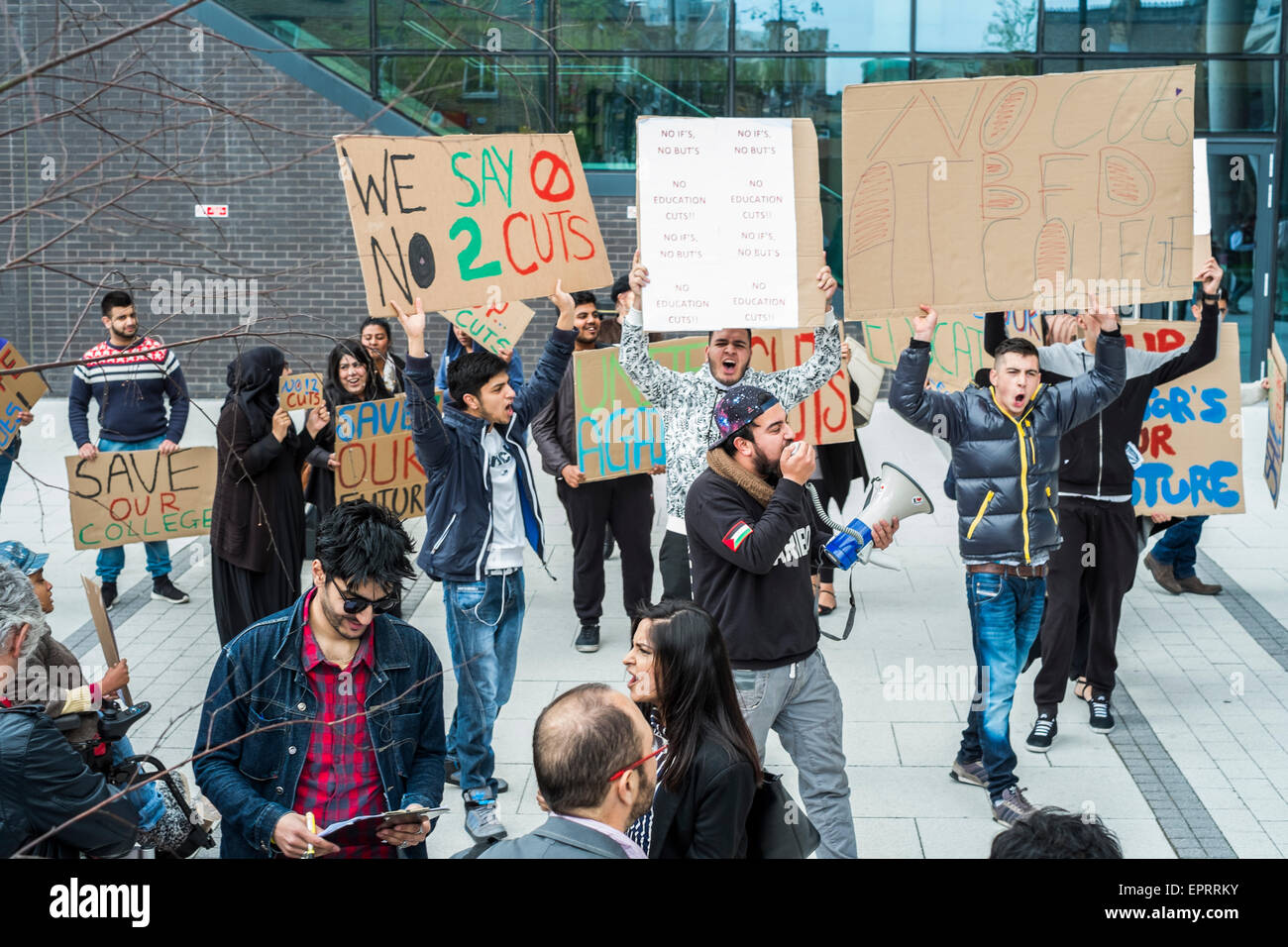 Gli studenti a Bradford College tenendo una protesta contro la proposta di tagli di posti di lavoro, che a loro dire che danneggerà la loro istruzione e opportunità future. Foto Stock