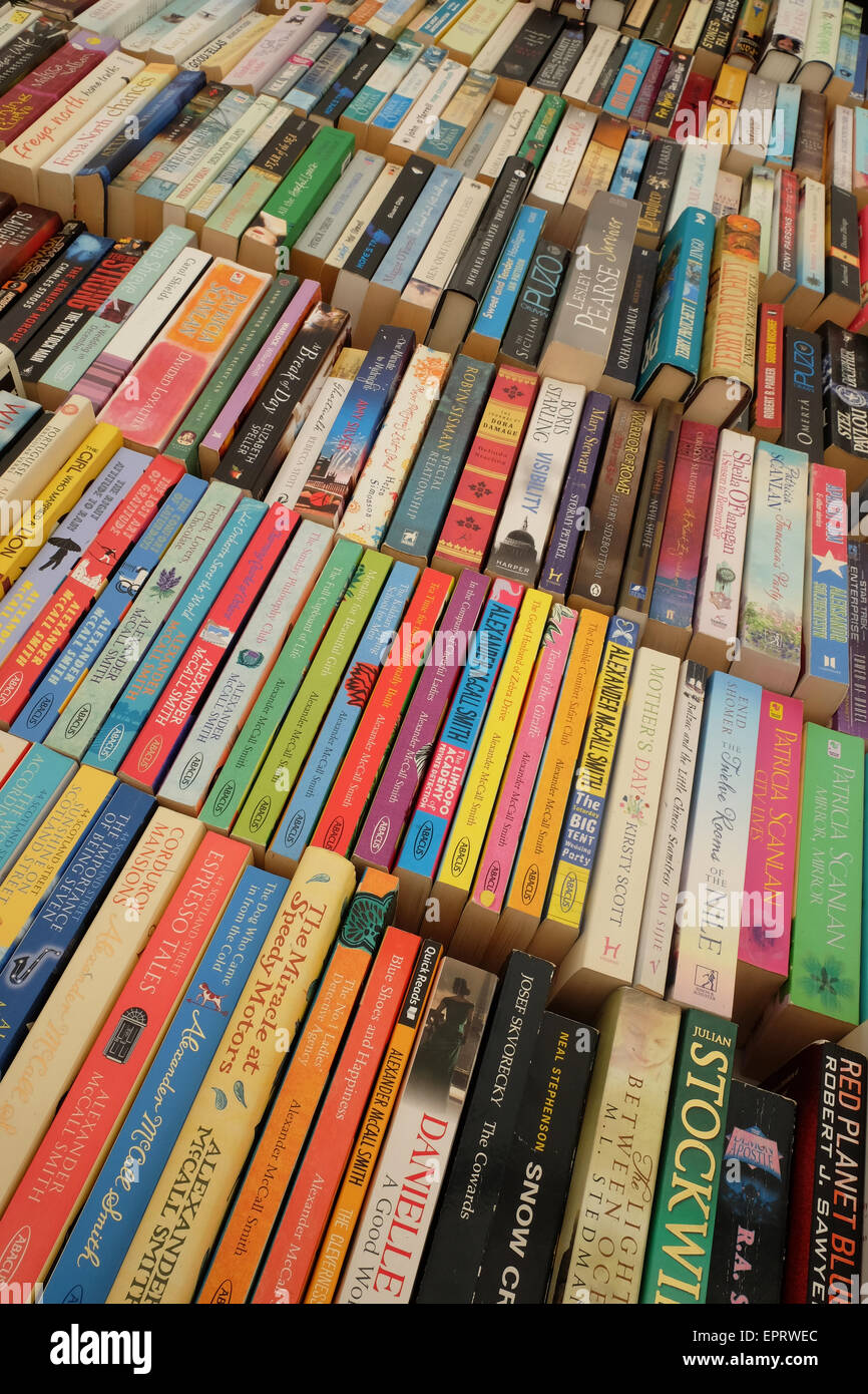 Festival di fieno, Wales UK - parte della vasta selezione di libri usati in offerta presso l'Oxfam stand entro il fieno sito del Festival. Foto Stock