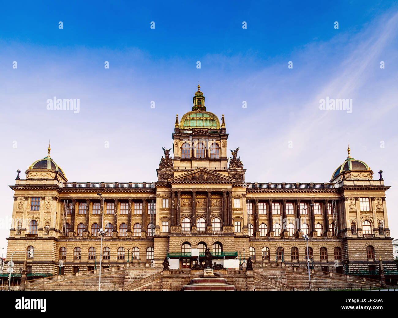 Edifici e case nel centro storico di Praga. Piazza Venceslao a Praga in Europa centrale: la statua equestre di San Venceslao e la Neorenaissance Museo Nazionale Foto Stock