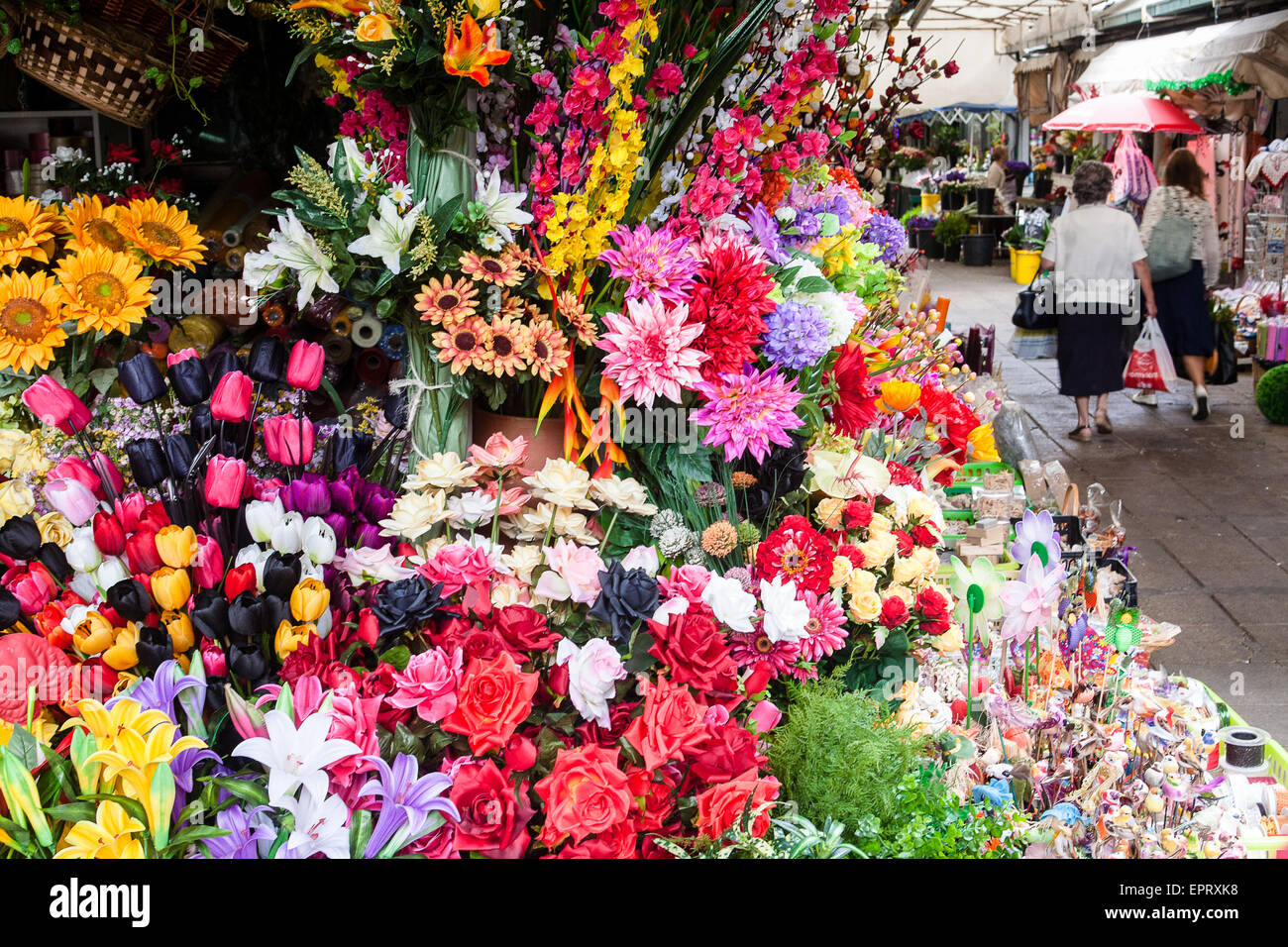 Fiori artificiali al mercato Bolhao, un edificio di due piani struttura nel centro di Porto. Porto, noto anche come Oporto, è la seconda più grande città in Portogallo. Situato lungo il fiume Douro estuario nel nord del Portogallo, Porto è uno dei più antichi centri europei e registrato come sito del patrimonio mondiale dall UNESCO.Porto, Portogallo. Foto Stock