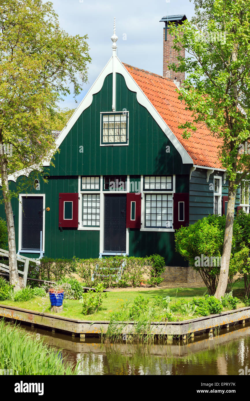 A Zaanse Schans, olandese mulini a vento lungo il fiume de Zaan a nord di Amsterdam, Paesi Bassi. Foto Stock