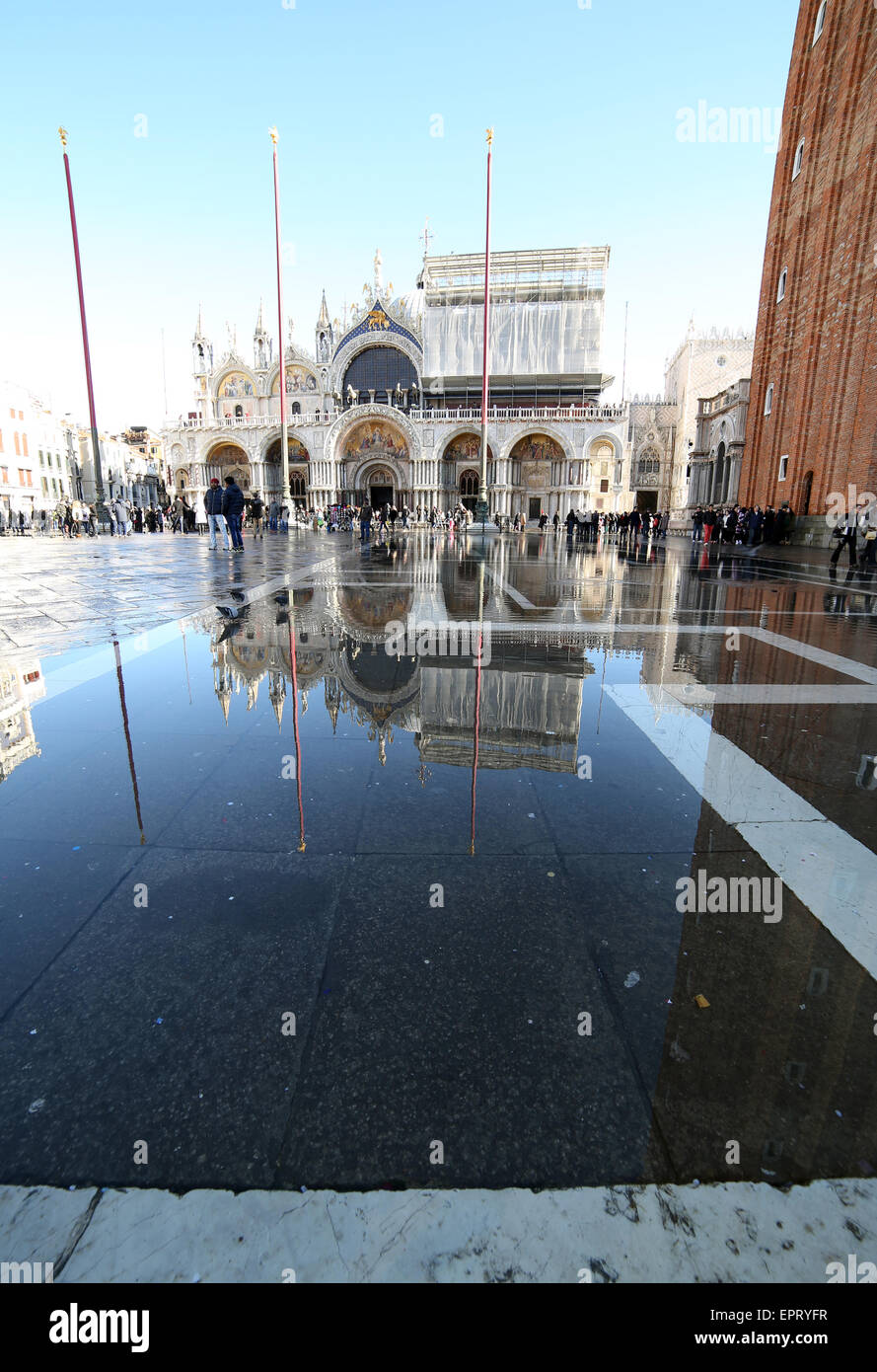 Venezia, VE, Italia - 31 Gennaio 2015: la Basilica di San Marco durante l'alta marea di turisti e di acqua in piazza san marco Foto Stock