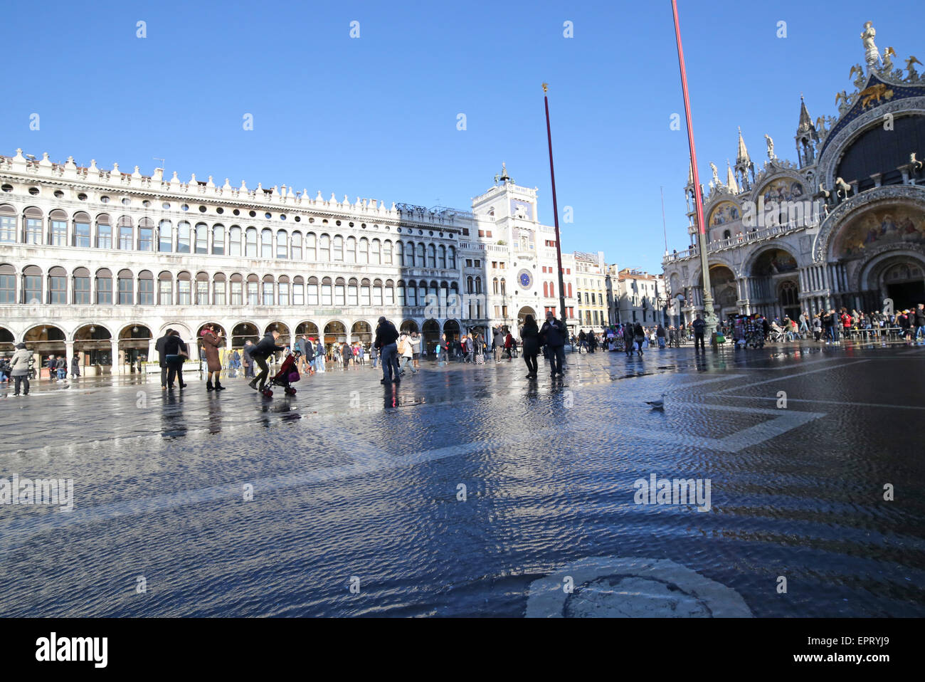 Venezia, VE, Italia - 31 Gennaio 2015: la Basilica di San Marco durante l'alta marea di turisti e di acqua in piazza san marco Foto Stock