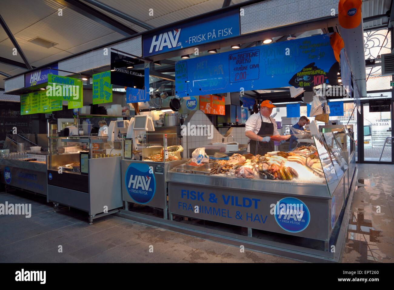 Il pescivendolo stallo nella coperta del mercato alimentare, Torvehallerne, a Piazza Israels, Copenhagen, Danimarca. Foto Stock
