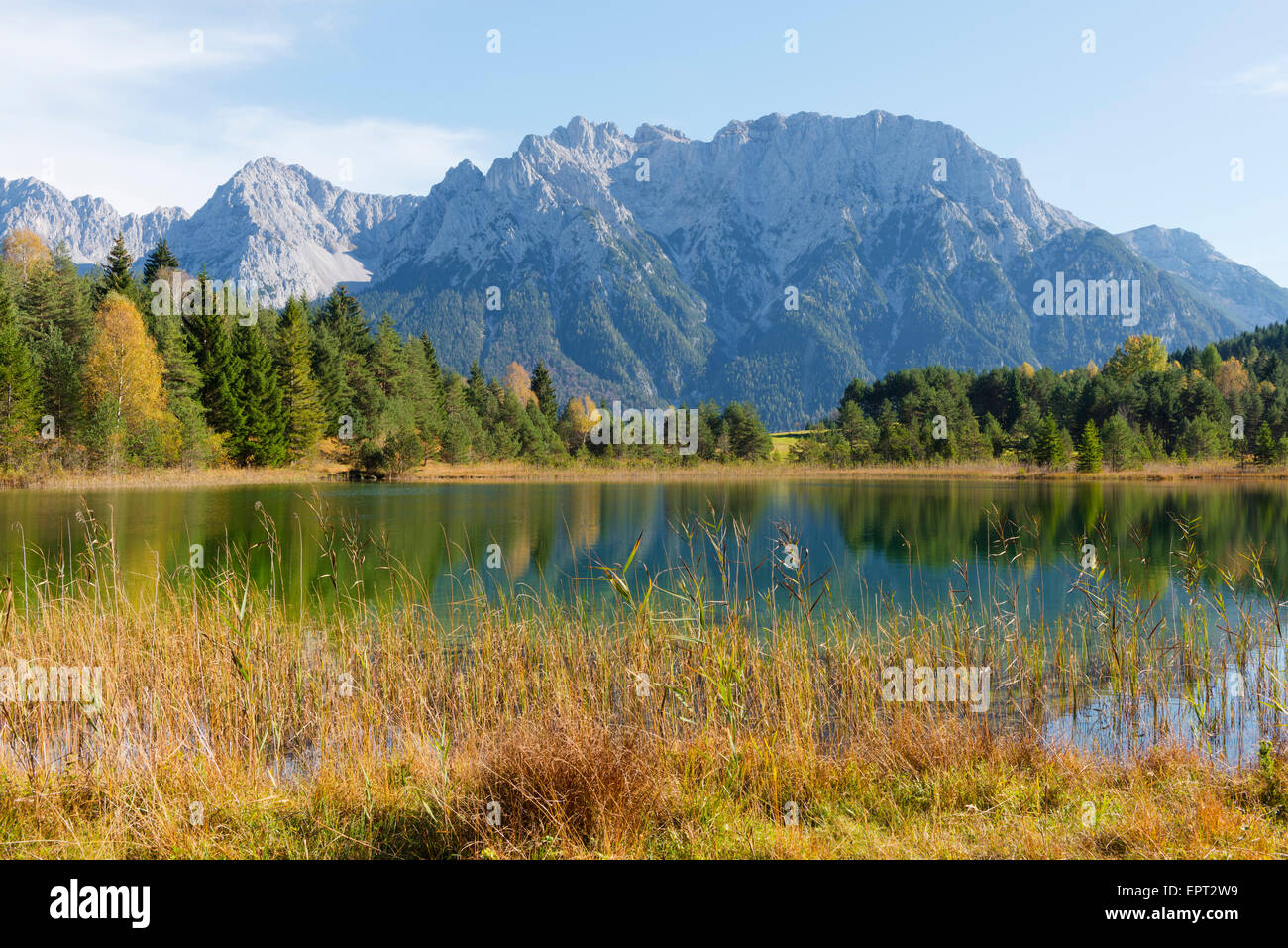 Lago Luttensee con Karwendel Mountain Range, Werdenfelser Land, Alta Baviera, Baviera, Germania Foto Stock