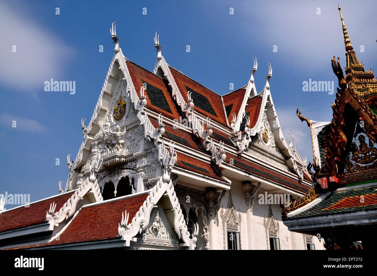 Bangkok, Thailandia: Viharn hall a Wat Hua Lamphong con la sua ripidamente inclinate di tetti a capanna e bianco chofah bird-come chofahs Foto Stock