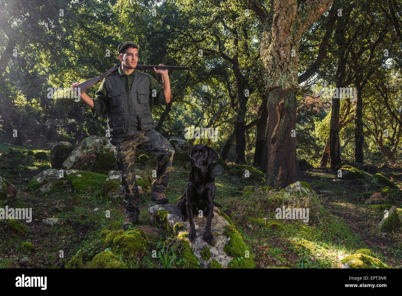 Cacciatore e cane nella foresta. La Ahumada, Tarifa, Cadice, Andalusia, Spagna. Foto Stock