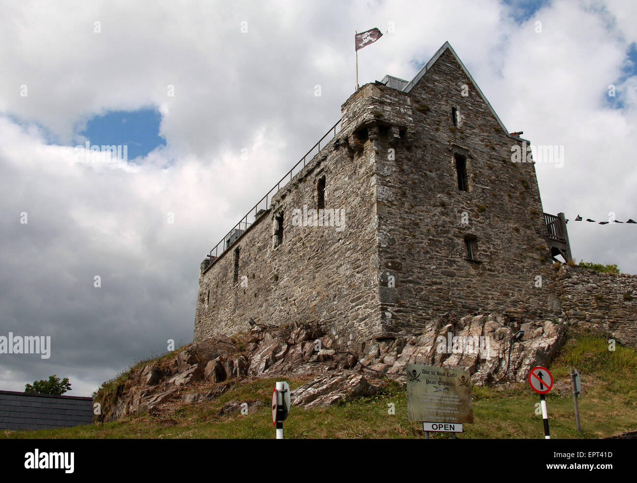 Dun na Sead castello che è impostato su uno sperone roccioso sopra il West Cork villaggio costiero di Baltimore in Irlanda Foto Stock