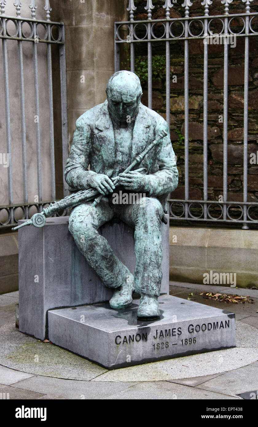 Statua commemorativa eretta nel 2006 a Canon James Goodman presso Abbeystrewry Chiesa a Skibbereen Foto Stock